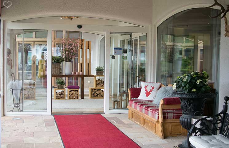 Familienurlaub-im-Hotel-Oberforsthof-in-St.-Johann-Alpendorf-eingangsbereich