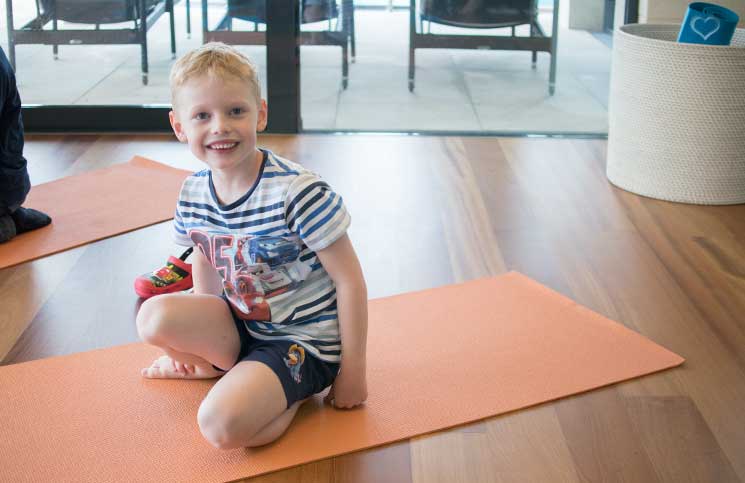 Familienurlaub-im-Hotel-Oberforsthof-in-St.-Johann-Alpendorf-kinderyoga