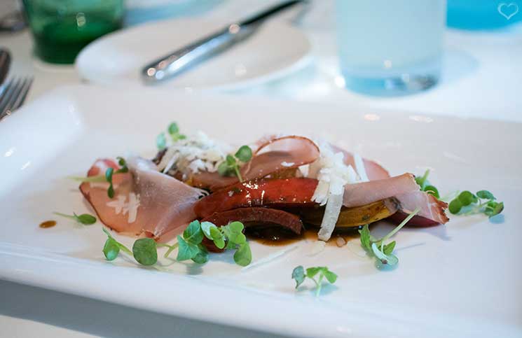 Familienurlaub-im-Hotel-Oberforsthof-in-St.-Johann-karreespeck-und-parmesan-antipasti