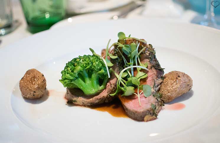 Familienurlaub-im-Hotel-Oberforsthof-in-St.-Johann-roastbeef-mit-brokkoli