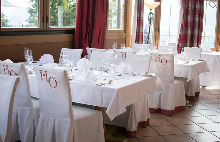 Familienurlaub-im-Hotel-Oberforsthof-in-St.-Johann-tischdekoration