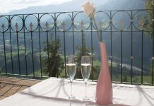 Familienurlaub im Hotel Oberforsthof in St. Johann Alpendorf Familienurlaub-im-Hotel-Oberforsthof-in-st.-johann-sekt-auf-der-terrasse