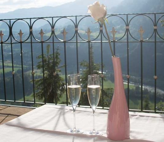 Familienurlaub im Hotel Oberforsthof in St. Johann Alpendorf Familienurlaub-im-Hotel-Oberforsthof-in-st.-johann-sekt-auf-der-terrasse