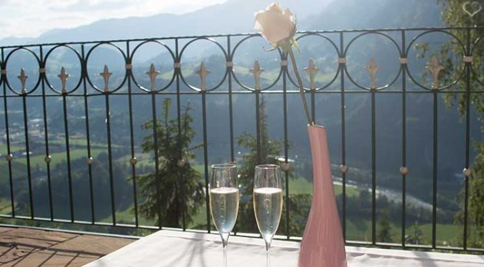 Familienurlaub im Hotel Oberforsthof in St. Johann Alpendorf Familienurlaub-im-Hotel-Oberforsthof-in-st.-johann-sekt-auf-der-terrasse