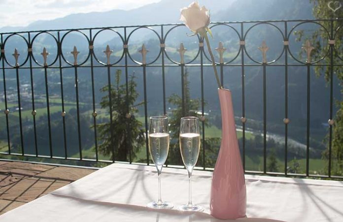 Familienurlaub-im-Hotel-Oberforsthof-in-st.-johann-sekt-auf-der-terrasse Familienurlaub-im-Hotel-Oberforsthof-in-st.-johann-sekt-auf-der-terrasse