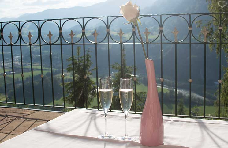 Familienurlaub-im-Hotel-Oberforsthof-in-st.-johann-sekt-auf-der-terrasse