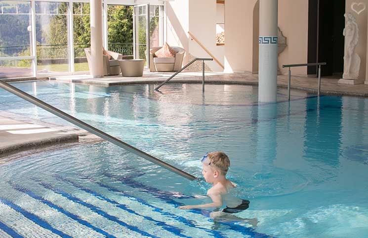 Familienurlaub-im-Hotel-Oberforsthof-indoorpool