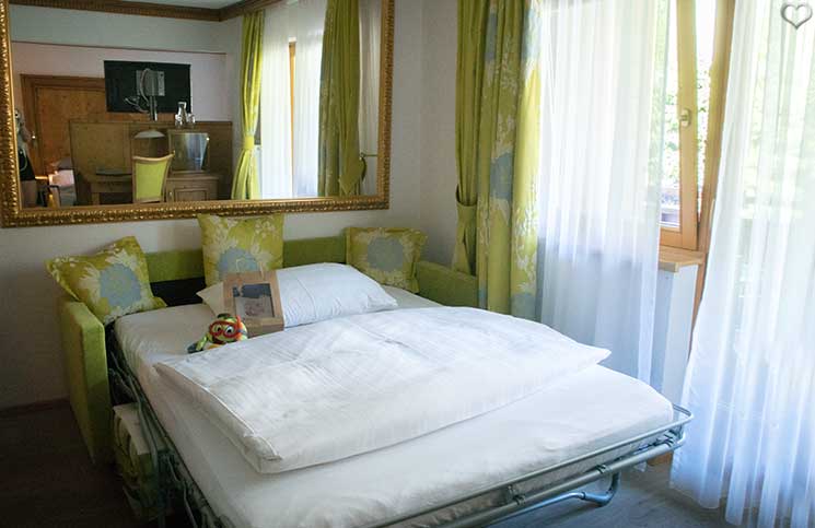 Familienurlaub-im-Hotel-Oberforsthof-kinderbett-mit-extras