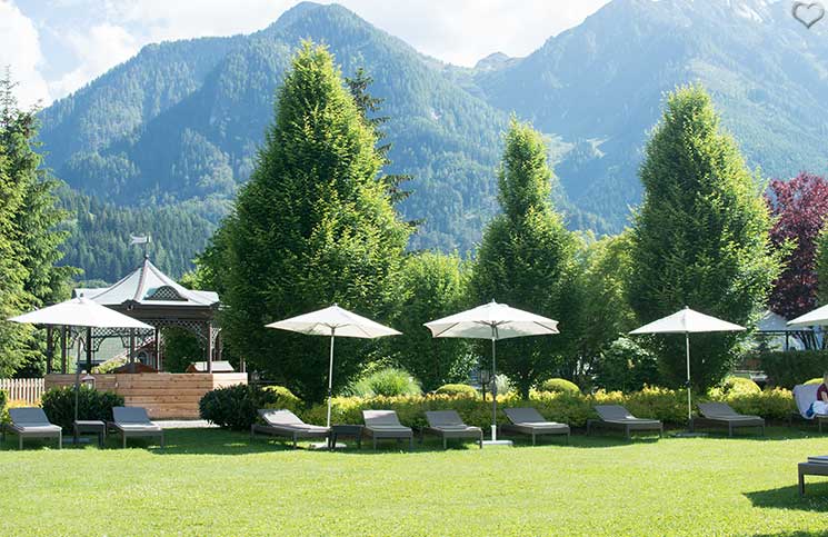 Familienurlaub-im-Hotel-Oberforsthof-liegen-im-garten