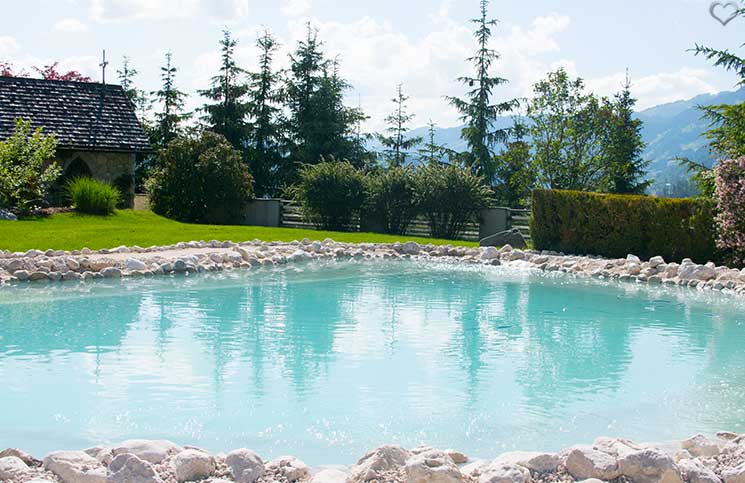 Familienurlaub-im-Hotel-Oberforsthof-naturpool-beim-hotel