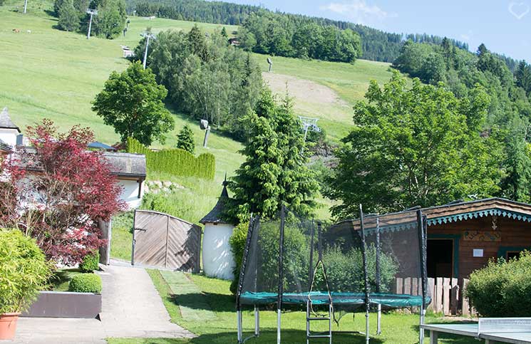 Familienurlaub-im-Hotel-Oberforsthof-riesentrampolin