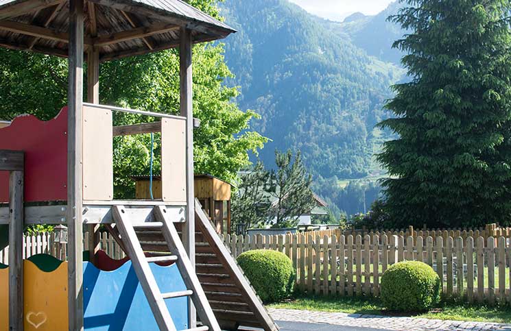 Familienurlaub-im-Hotel-Oberforsthof-spielplatz