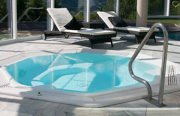 Familienurlaub-im-Hotel-Oberforsthof-whirlpool