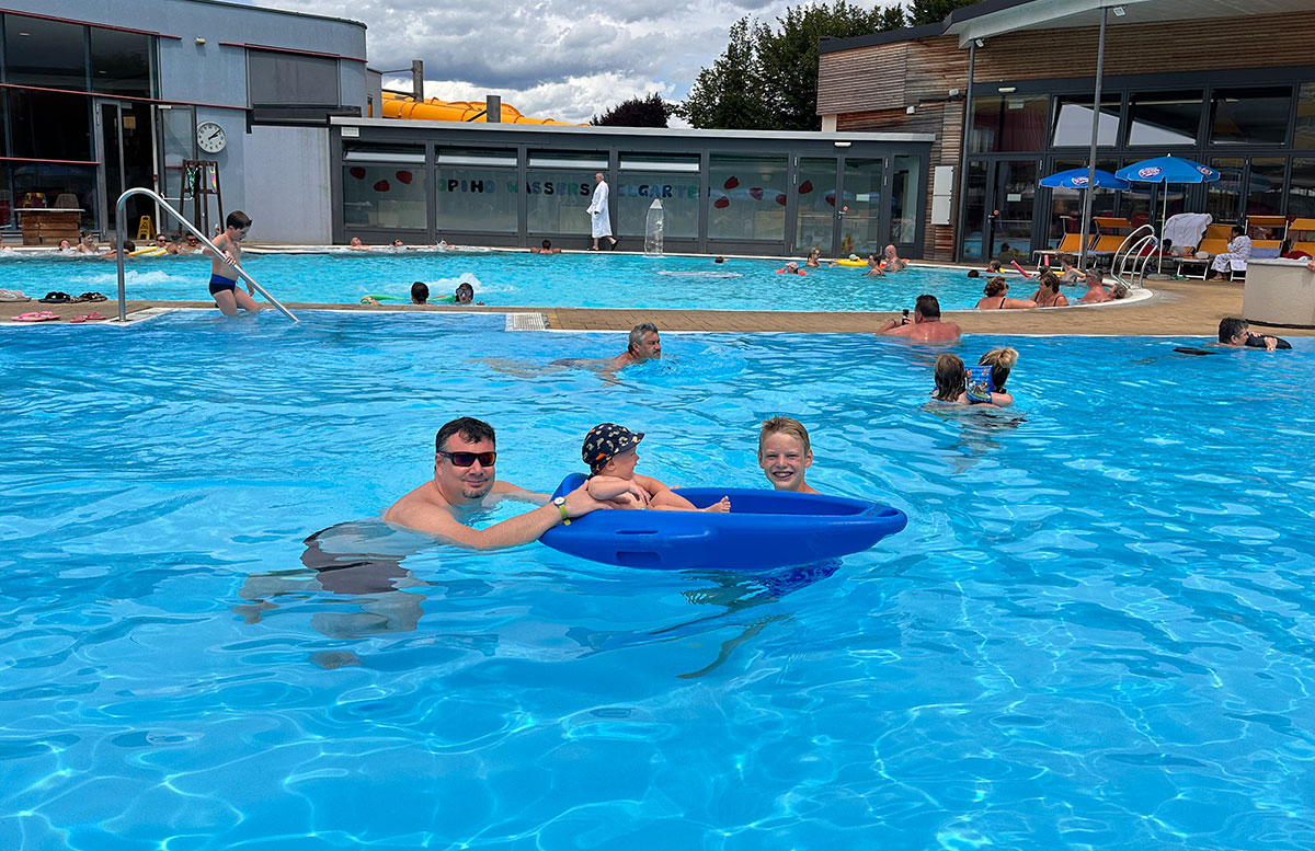 Familienurlaub-mit-Baby-in-der-H2O-Therme-babyboat