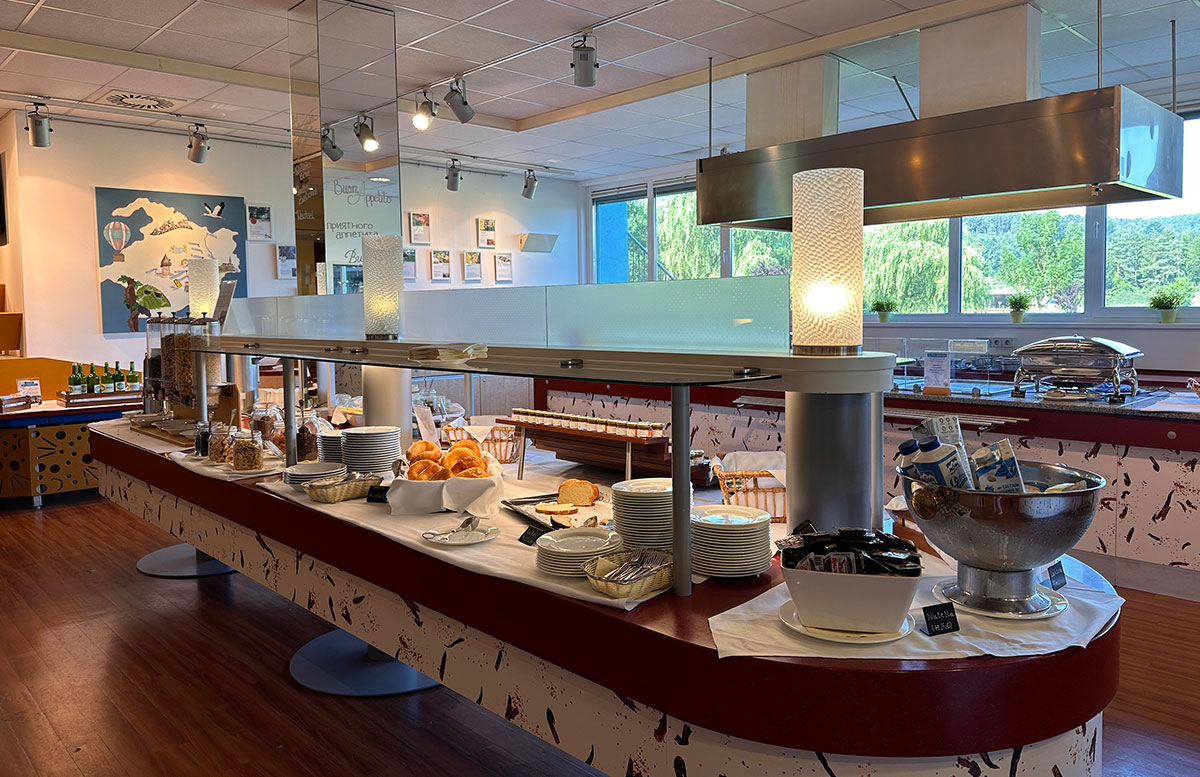 Familienurlaub-mit-Baby-in-der-H2O-Therme-buffet