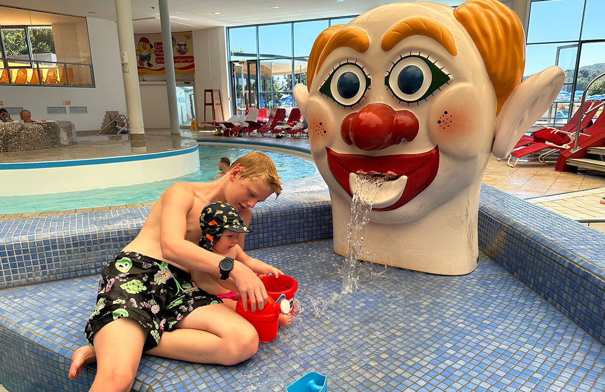 Familienurlaub-mit-Baby-in-der-H2O-Therme-clown