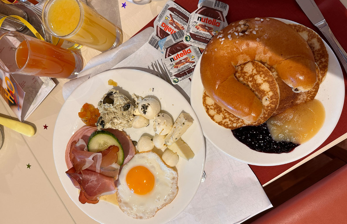 Familienurlaub-mit-Baby-in-der-H2O-Therme-frühstück