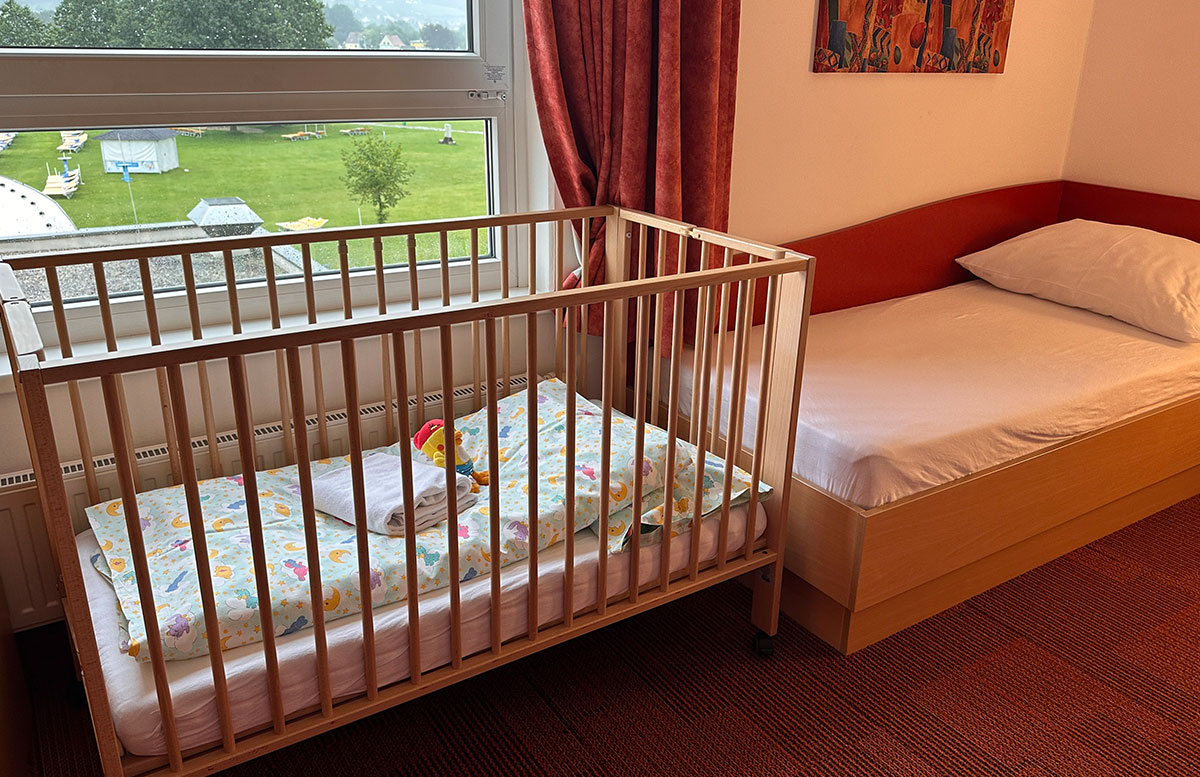 Familienurlaub-mit-Baby-in-der-H2O-Therme-gitterbett