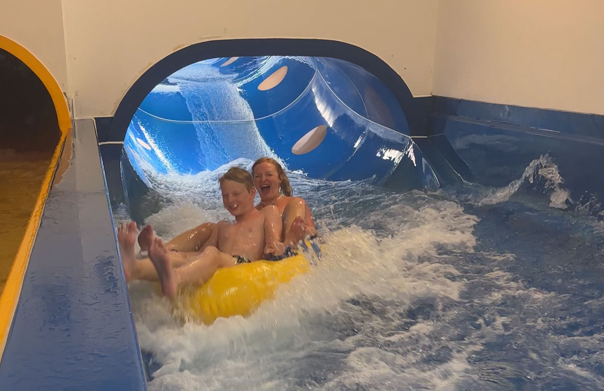 Familienurlaub-mit-Baby-in-der-H2O-Therme-rutschen-vicky-lenny