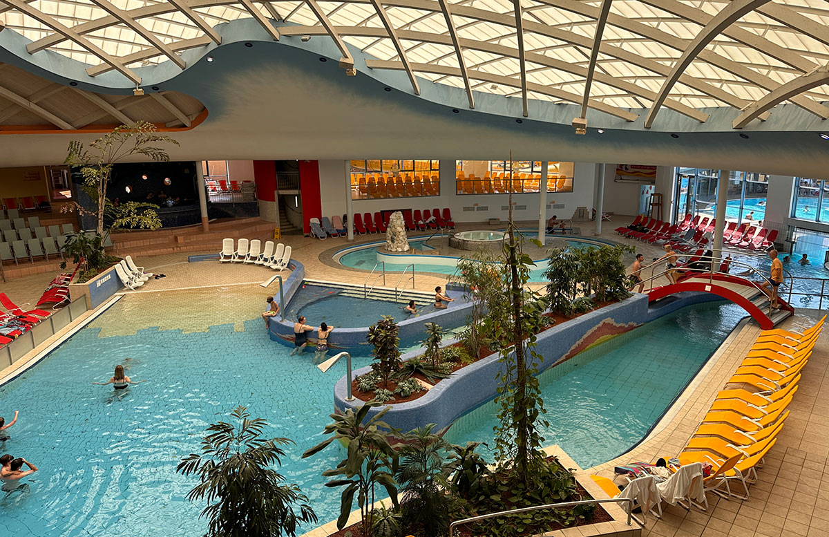 Familienurlaub-mit-Baby-in-der-H2O-Therme-therme-von-oben