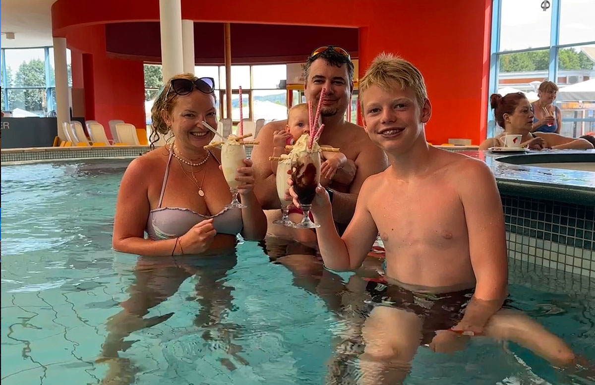 Familienurlaub-mit-Baby-in-der-H2O-Thermepoolbamilie