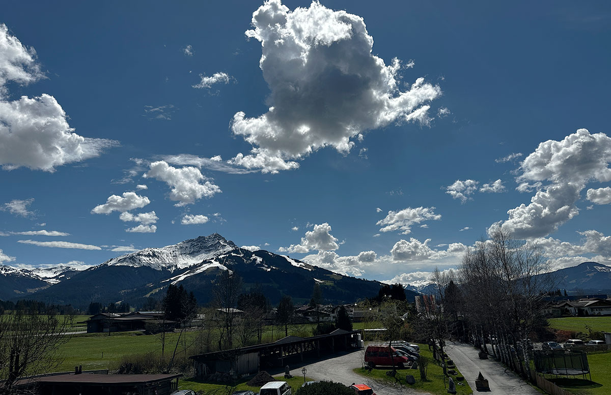 Familotel-Landgut-Furtherwirt-in-Kirchdorf-Tirol-aussicht-balkon