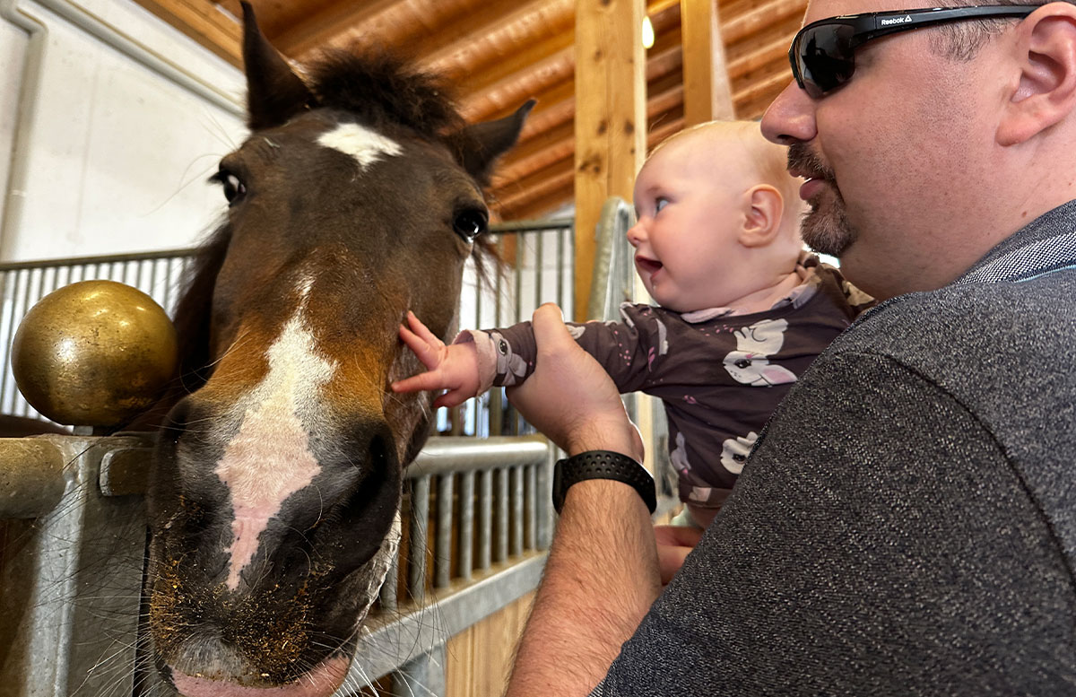 Familotel-Landgut-Furtherwirt-in-Kirchdorf-Tirol-baby-und-pferd