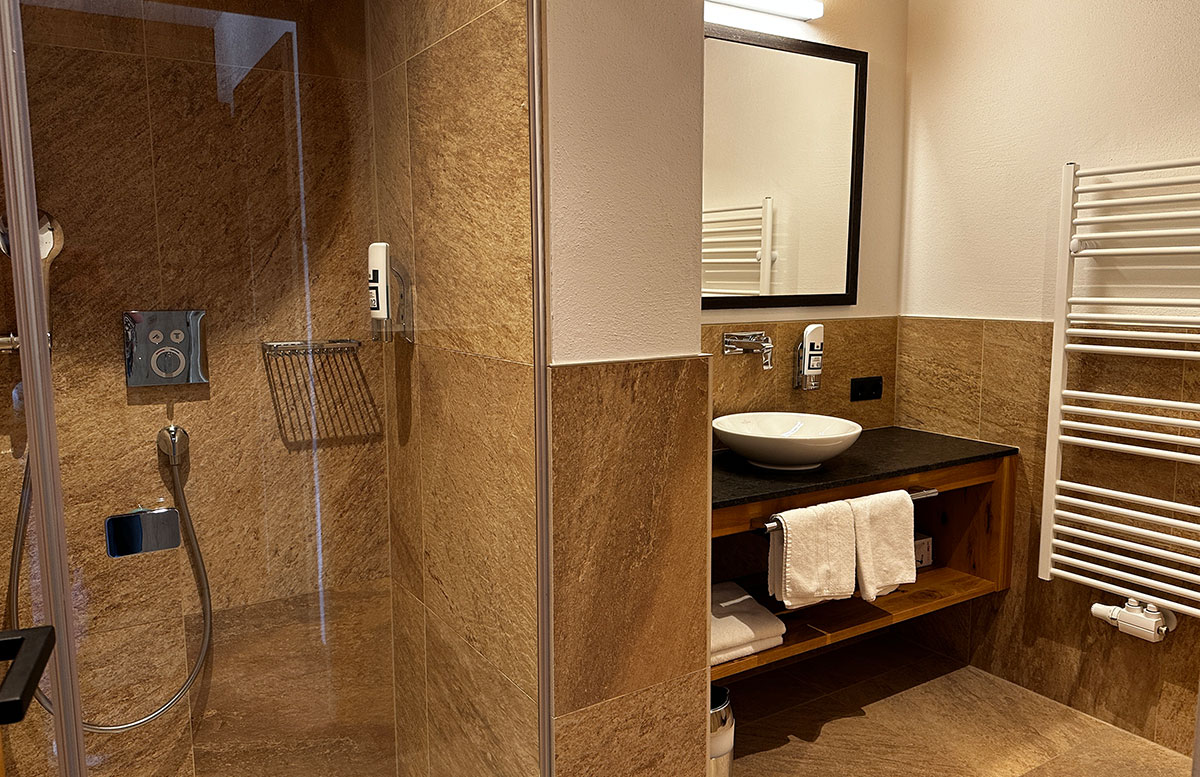 Familotel-Landgut-Furtherwirt-in-Kirchdorf-Tirol-badezimmer