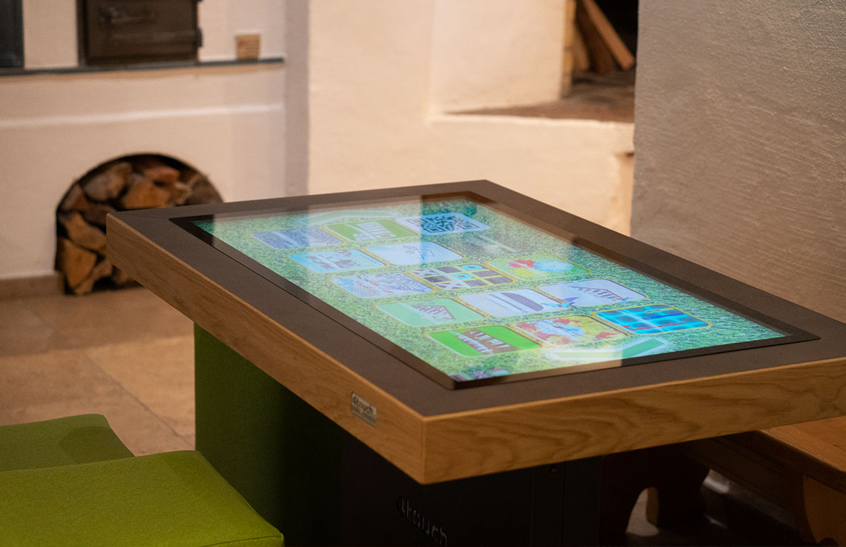 Familotel-Landgut-Furtherwirt-in-Kirchdorf-Tirol-digitaler-spieletisch