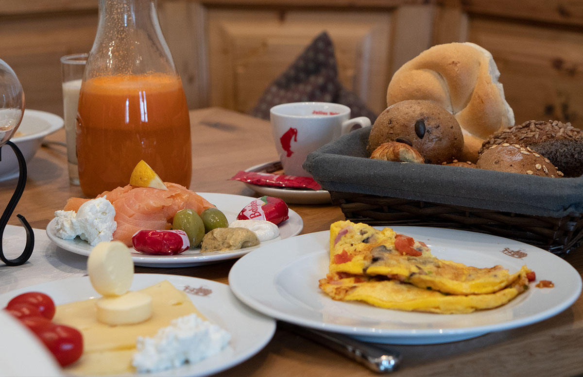 Familotel-Landgut-Furtherwirt-in-Kirchdorf-Tirol-frühstück