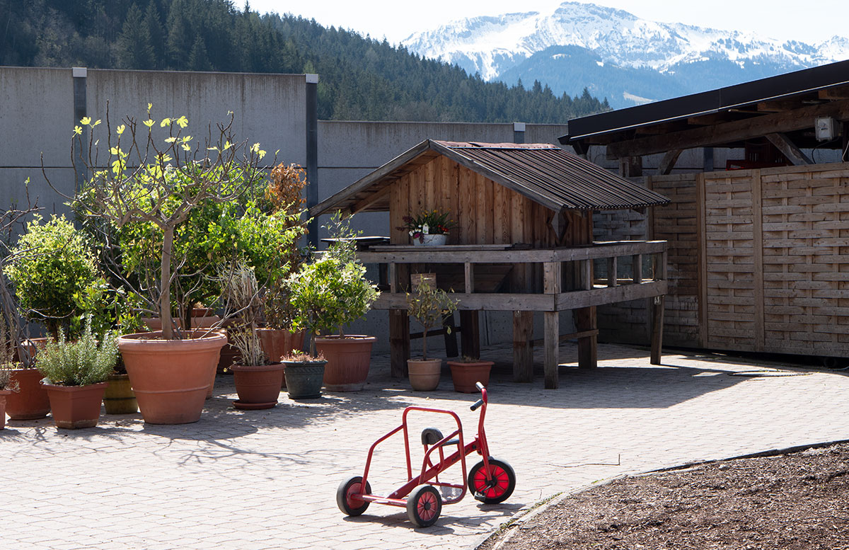 Familotel-Landgut-Furtherwirt-in-Kirchdorf-Tirol-garten-fahrzeug