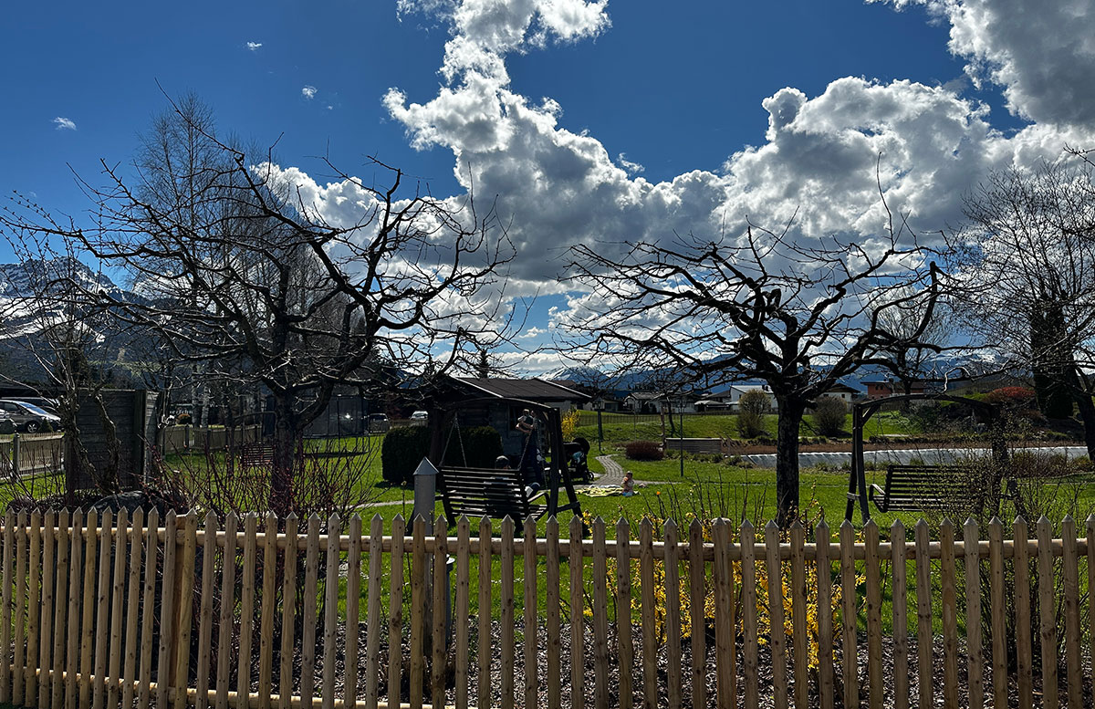 Familotel-Landgut-Furtherwirt-in-Kirchdorf-Tirol-garten