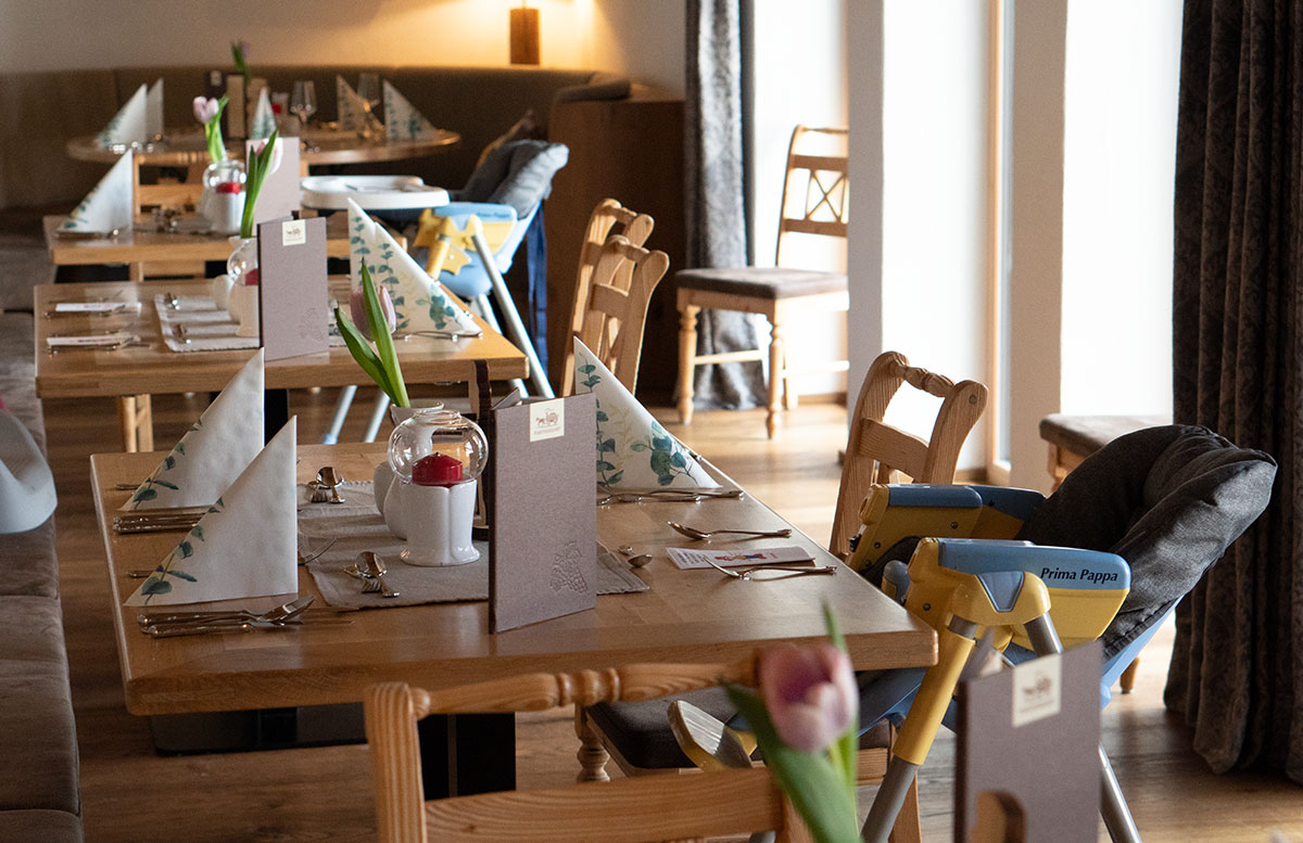 Familotel-Landgut-Furtherwirt-in-Kirchdorf-Tirol-kinderstühle