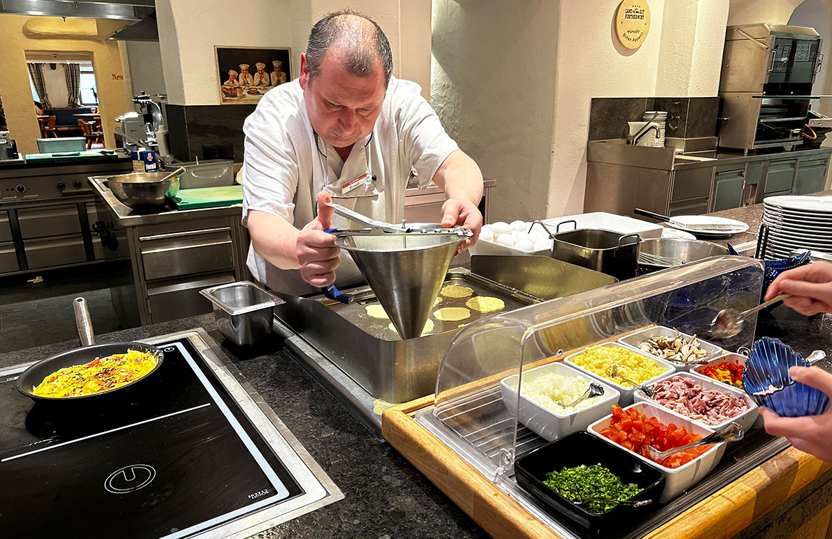 Familotel-Landgut-Furtherwirt-in-Kirchdorf-Tirol-omelette-und-pancakes