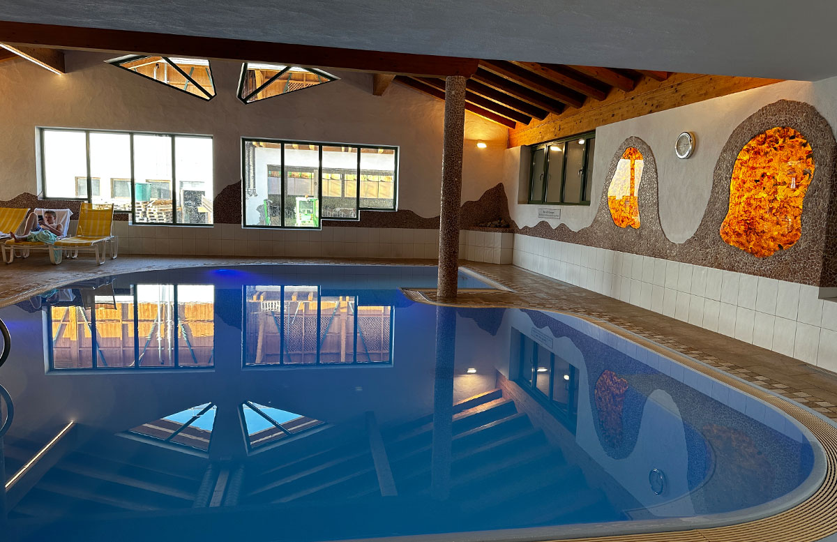 Familotel-Landgut-Furtherwirt-in-Kirchdorf-Tirol-poolbereich