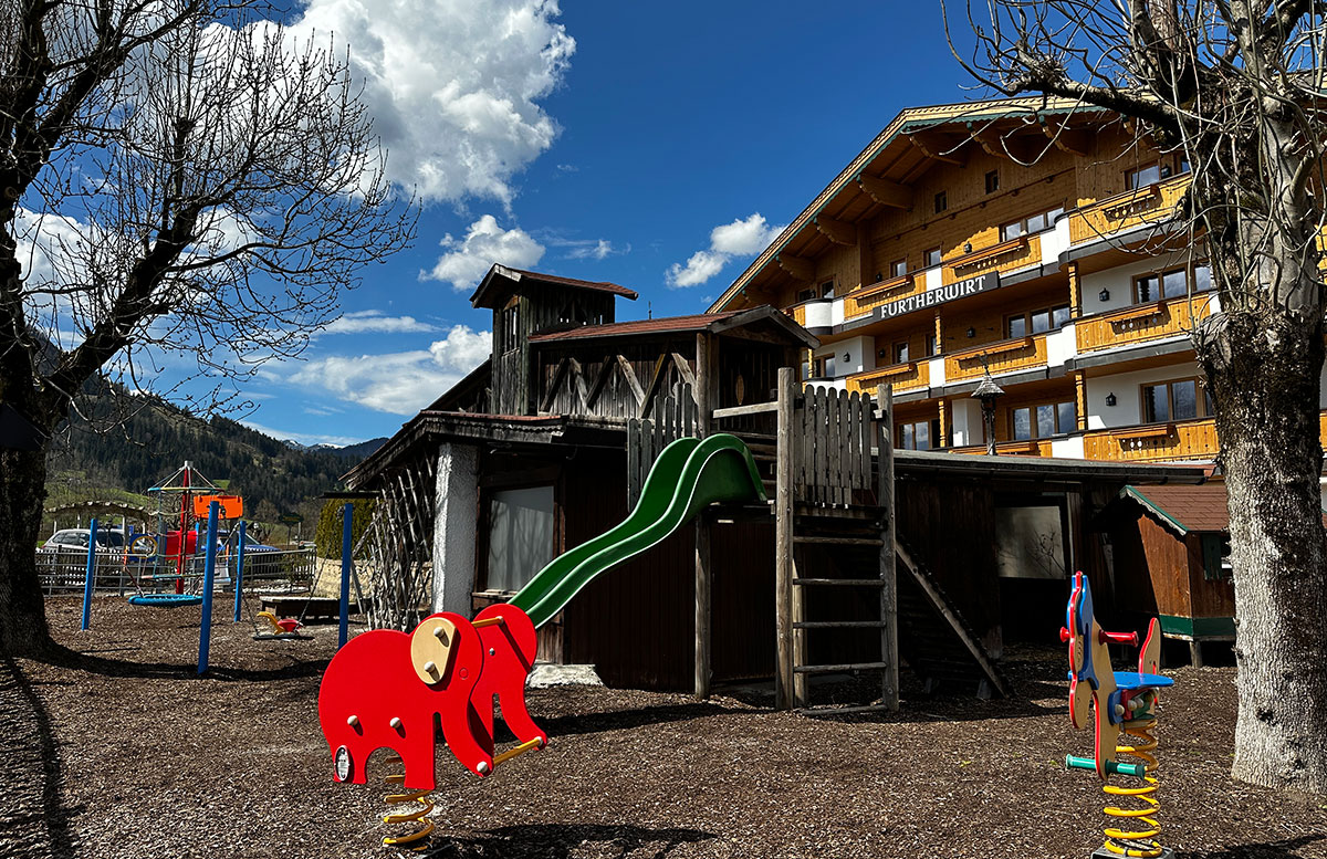 Familotel-Landgut-Furtherwirt-in-Kirchdorf-Tirol-spielplatz-draussen