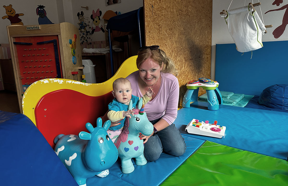Familotel-Landgut-Furtherwirt-in-Kirchdorf-Tirol-vicky-mit-baby