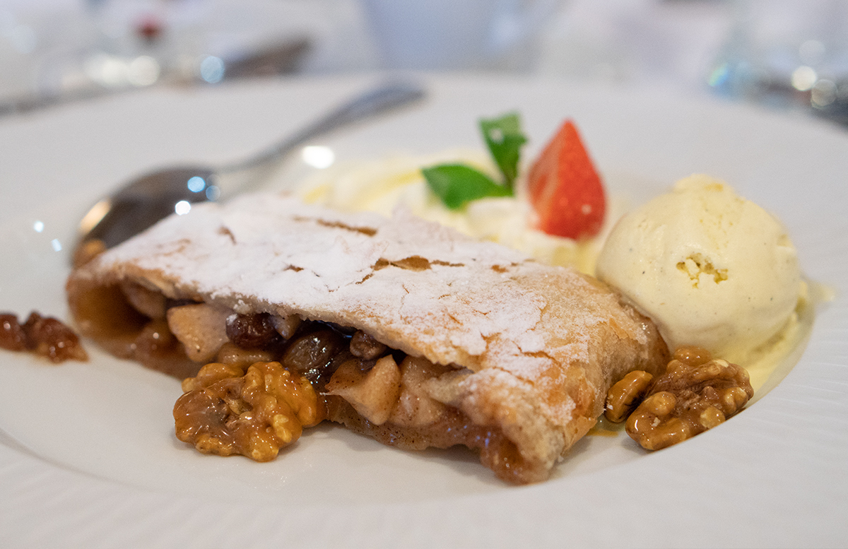 Family und Wellness Hotel Aquapalace Prague apfelstrudel