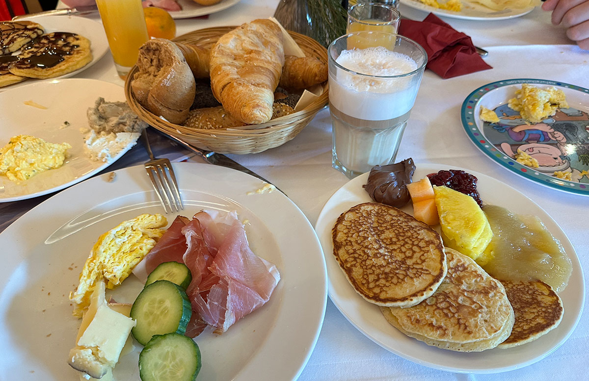 Feriendorf-Dorf-SCHÖNLEITN-beim-Faaker-See--frühstückstisch