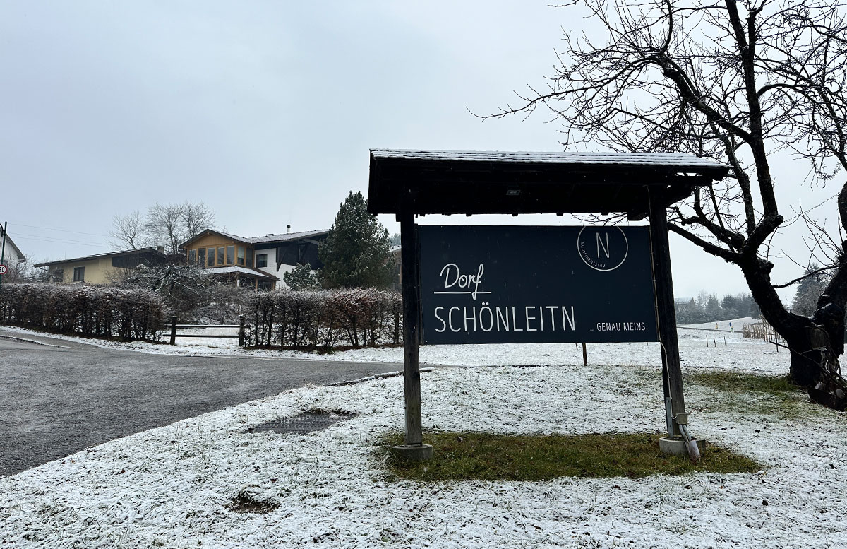 Feriendorf-Dorf-SCHÖNLEITN-beim-Faaker-See-schild