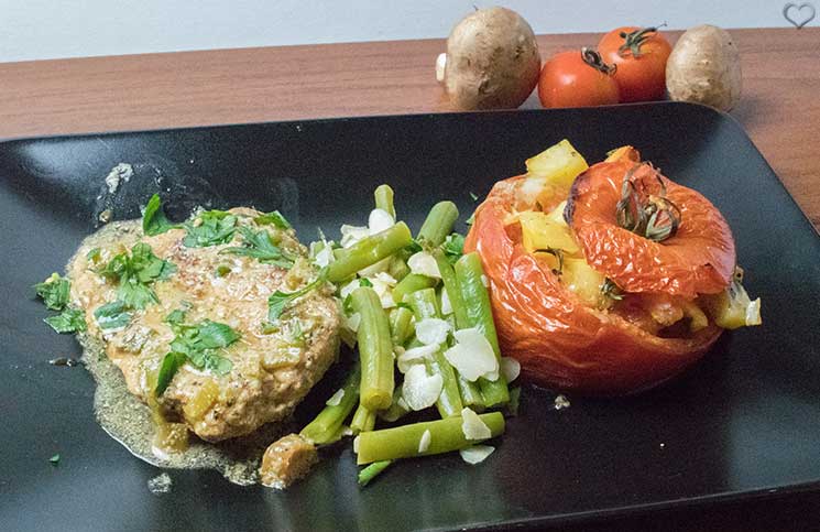 Schweineschnitzel in Zwiebel Sahnesoße, gefüllte Ofen Tomaten Hello Fresh
