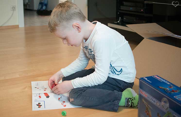 Fischertechnik-Universal-Starter-Set-lenny-beim-bauen