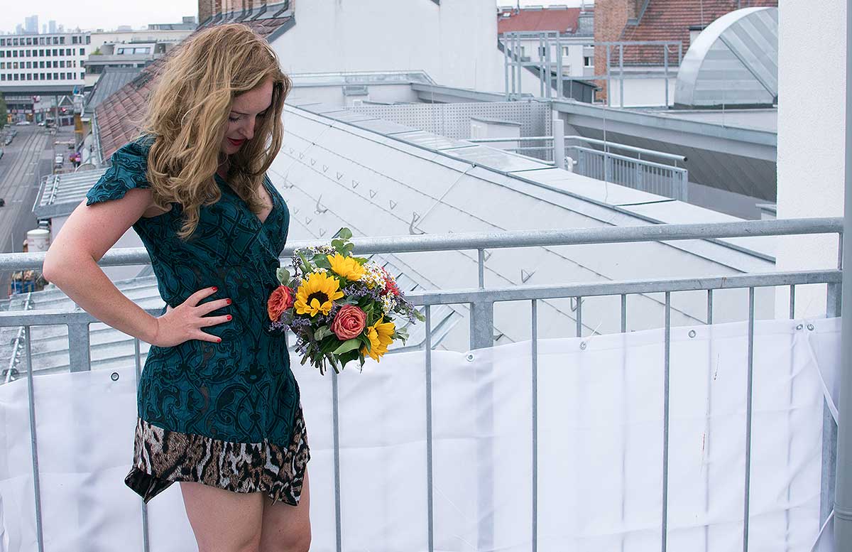 10 Gründe warum ein Leben mit Katze wunderschön ist shooting lady blick nach unte