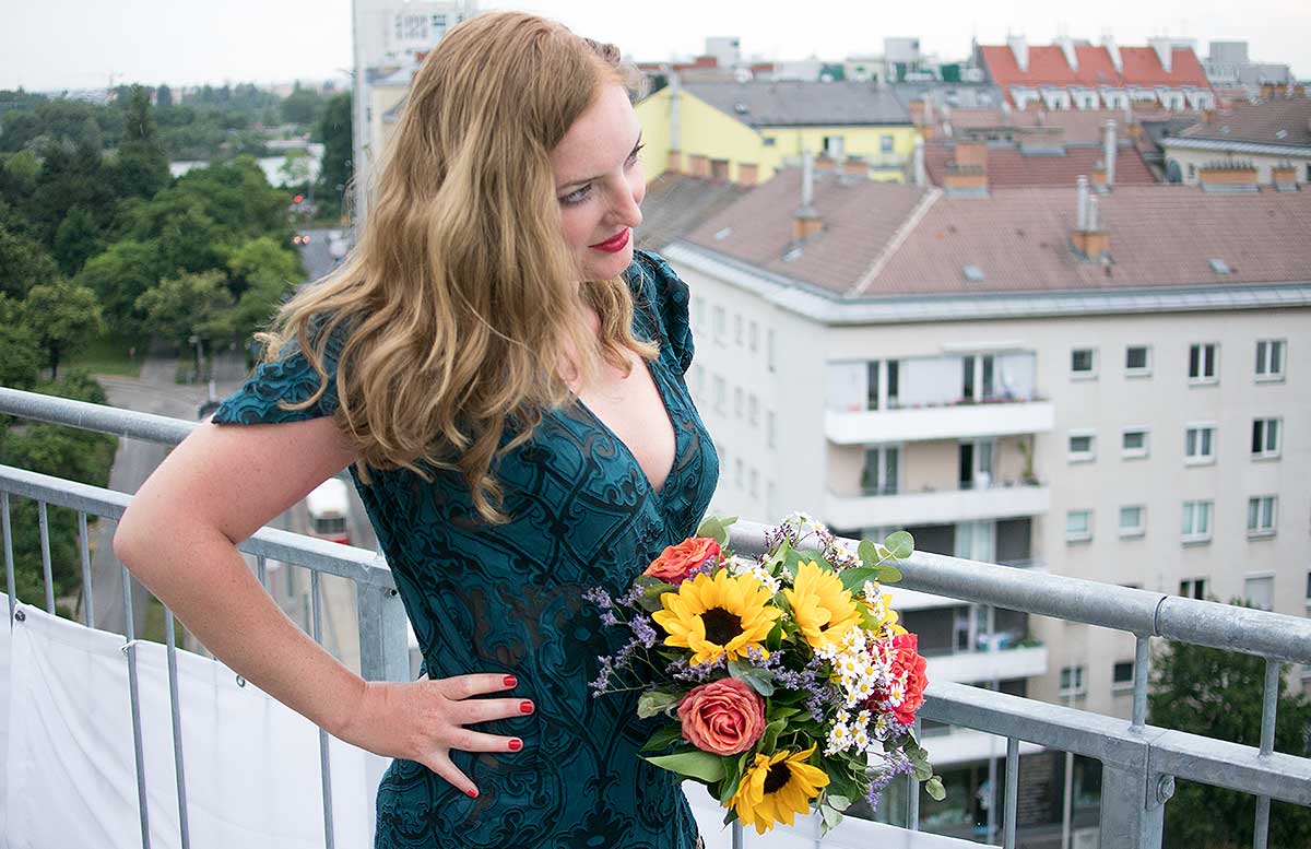 10 Gründe warum ein Leben mit Katze wunderschön ist shooting lady blick nach unten katze