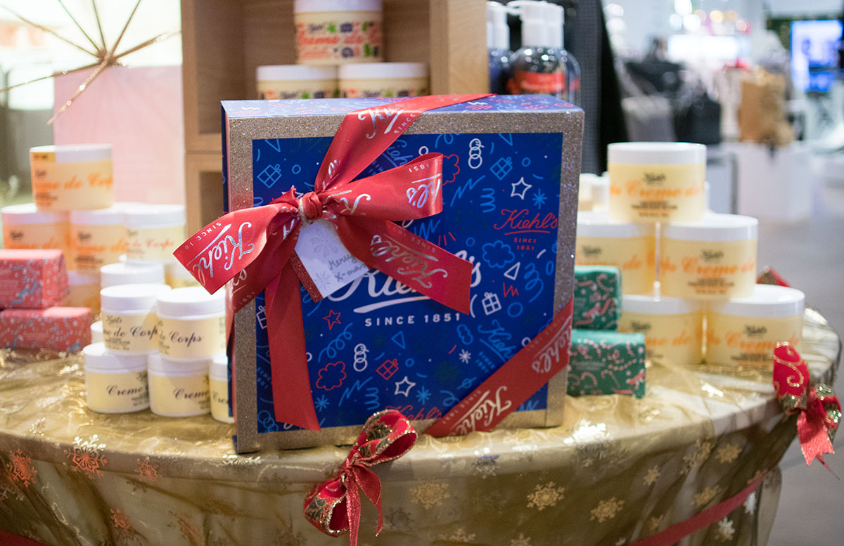Friendsgiving-mit-Kiehl's-Geschenke-richtig-einpacken-päckchen-fertig-eingepackt.