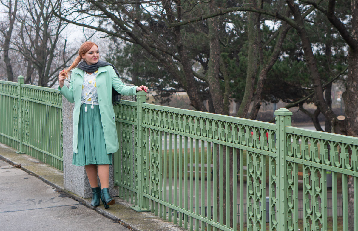Frühlingslook-in-Mint-und-Abnehm-Tipps-beim-zaun-stehend