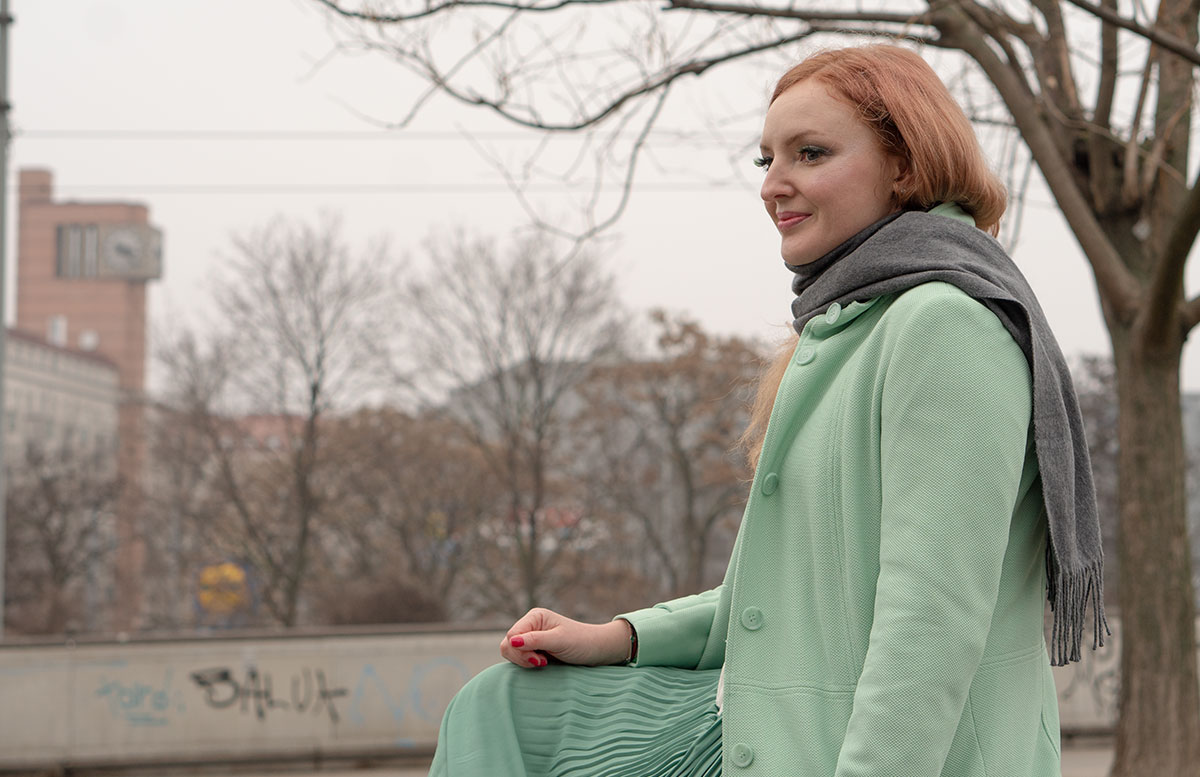 Frühlingslook-in-Mint-und-Abnehm-Tipps-sitzend
