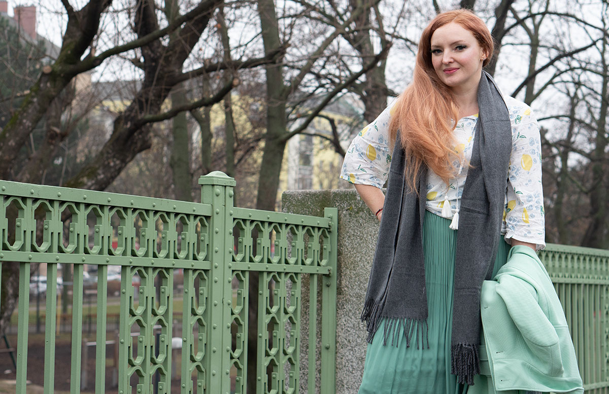 Frühlingslook-in-Mint-und-Abnehm-Tipps-stehend-bei-zaun