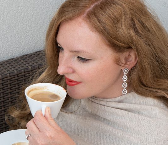 Frühlings Trend Accessoire – Cashmere Poncho Frühlings-Trend-Accessoire-Cashmere-Poncho-kaffee-trinken