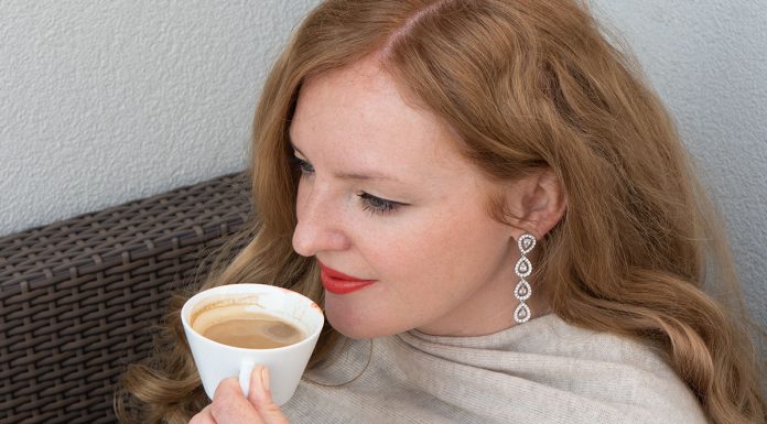 Frühlings Trend Accessoire – Cashmere Poncho Frühlings-Trend-Accessoire-Cashmere-Poncho-kaffee-trinken